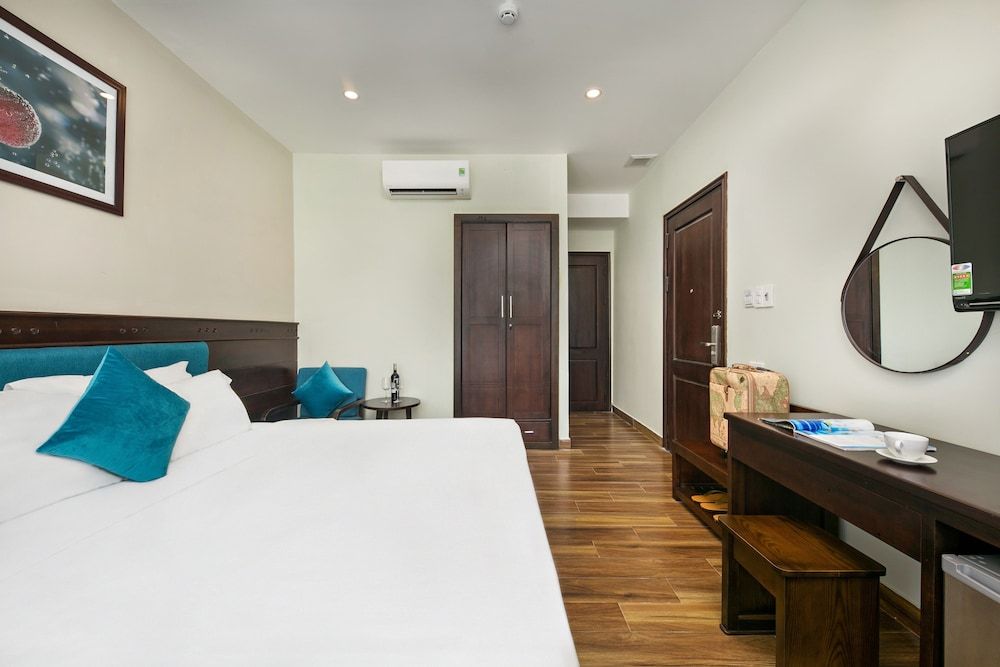 Celina Hotel & Apartment Executive Double Room, 1 King Bed, Bathtub, City View 2