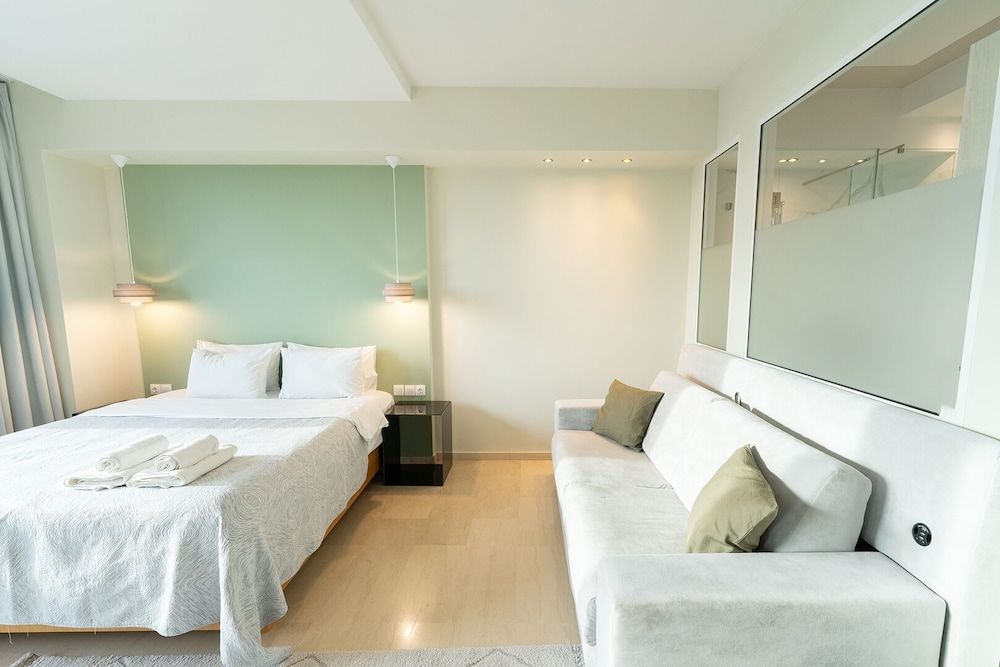 Deluxe Studio Suite, 1 Queen Bed with Sofa bed, Jetted Tub, Sea View