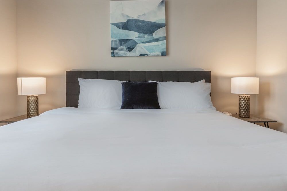 Kasa Westown Milwaukee Comfort Apartment, 1 King Bed with Sofa bed, Non Smoking (Self Check-in with Virtual Front Desk) 5