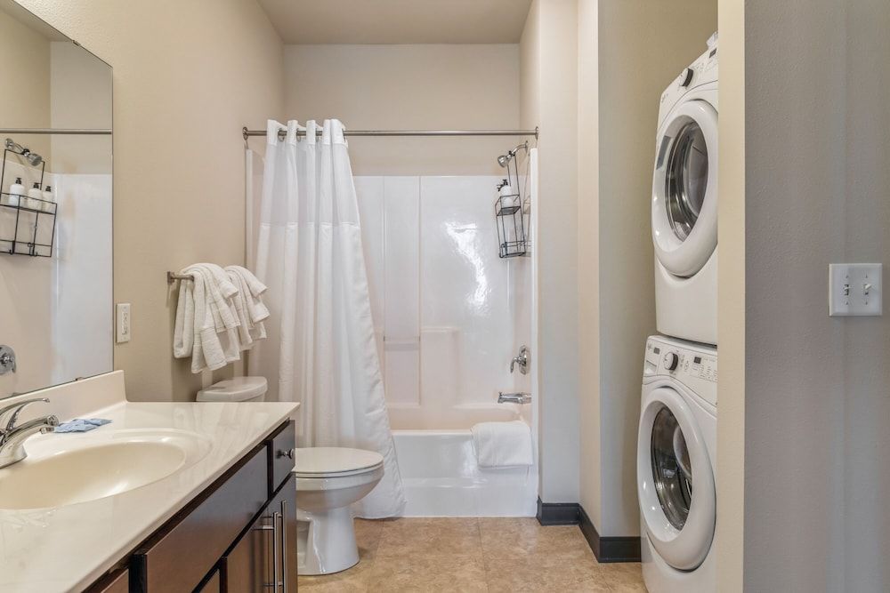 Kasa Westown Milwaukee Comfort Apartment, 1 King Bed with Sofa bed, Non Smoking (Self Check-in with Virtual Front Desk) 9