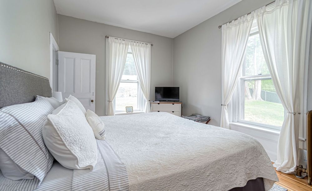 Hatch House Bed & Breakfast Standard Room, 1 King Bed, Non Smoking, Ensuite 3