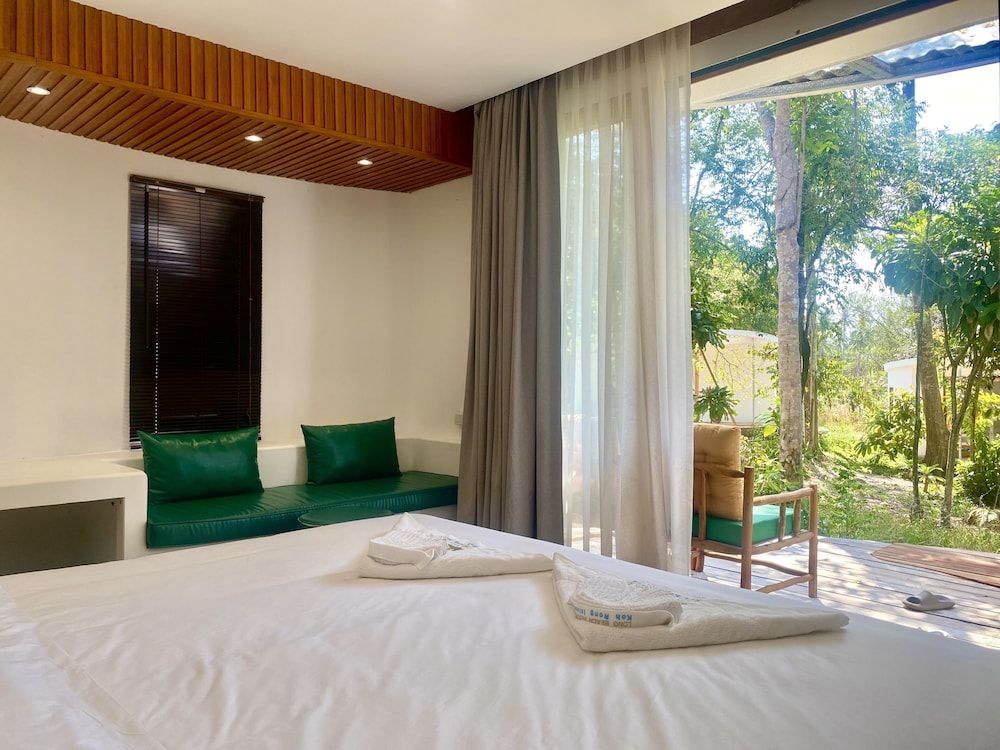 Bungalow King Garden View