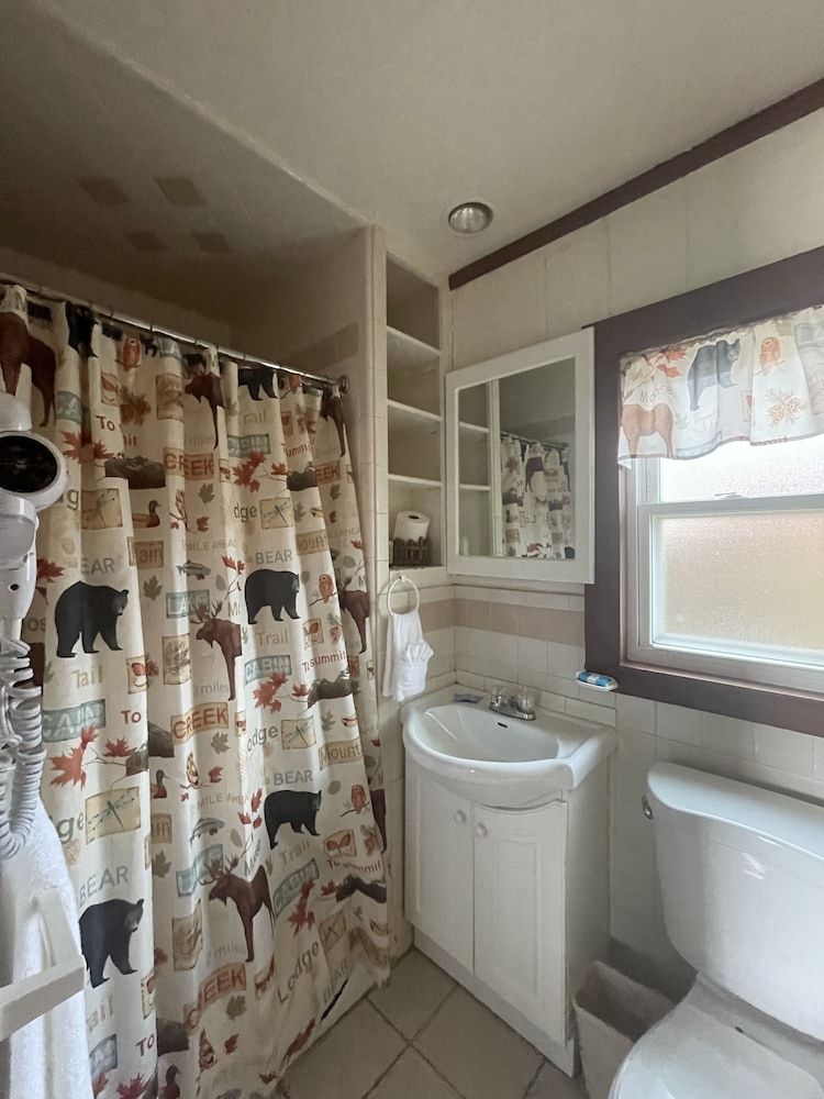 OLDE MILL INN OF CLARKSTON Premium Room, 2 Double Beds, Lake View 12