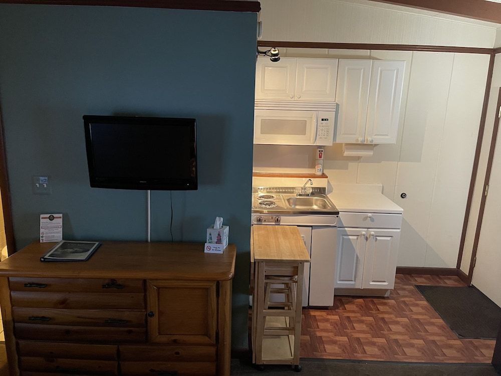 OLDE MILL INN OF CLARKSTON Premium Room, 2 Double Beds, Lake View 13