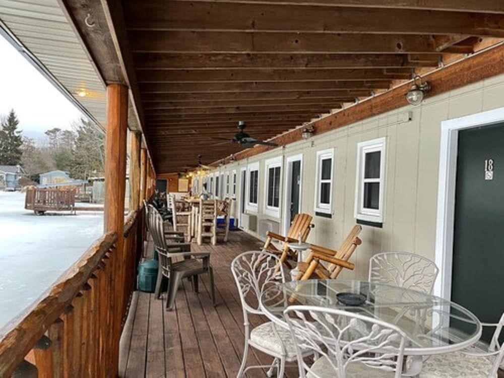 OLDE MILL INN OF CLARKSTON Premium Room, 2 Double Beds, Lake View 5