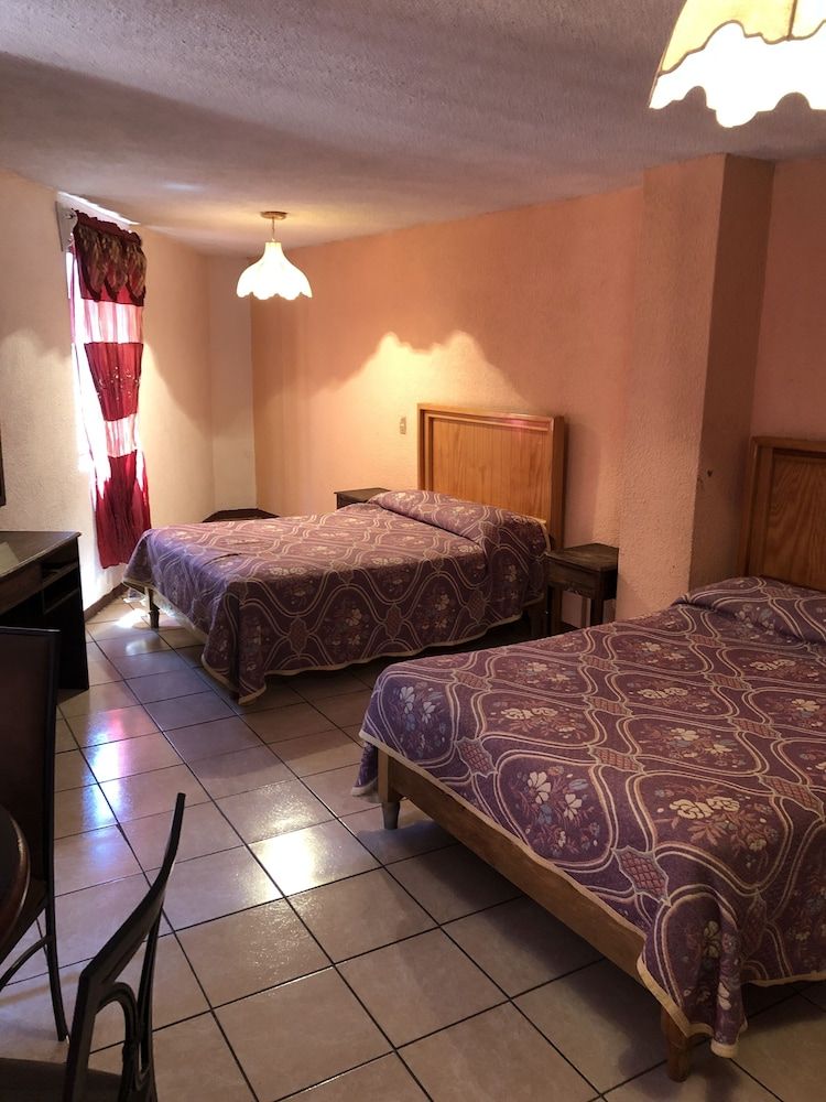 Classic Suite, Multiple Beds, Non Smoking (2 Queen beds, 1 Single bed)