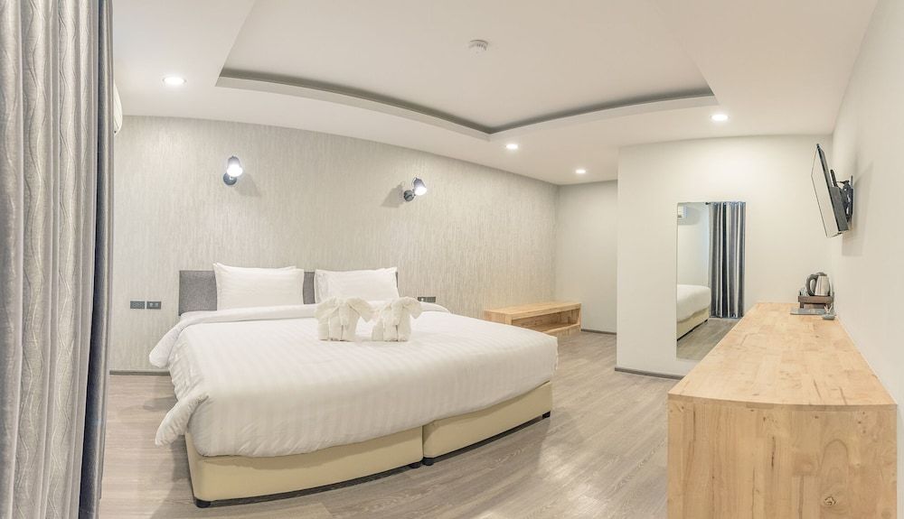 undefined Peppery Hills Hotel 3