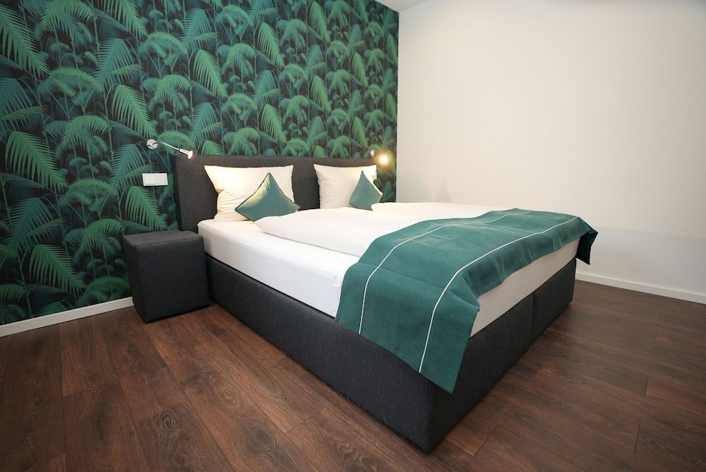 Hotel Attaché Twin Room 8