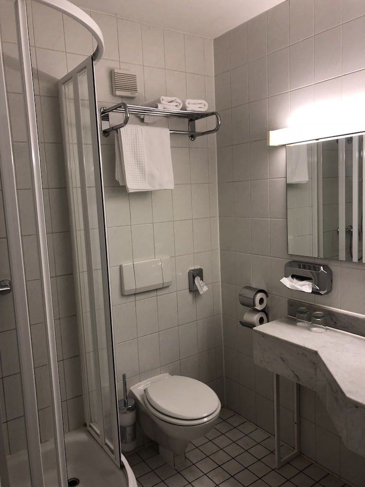 Hotel Attaché Twin Room 13