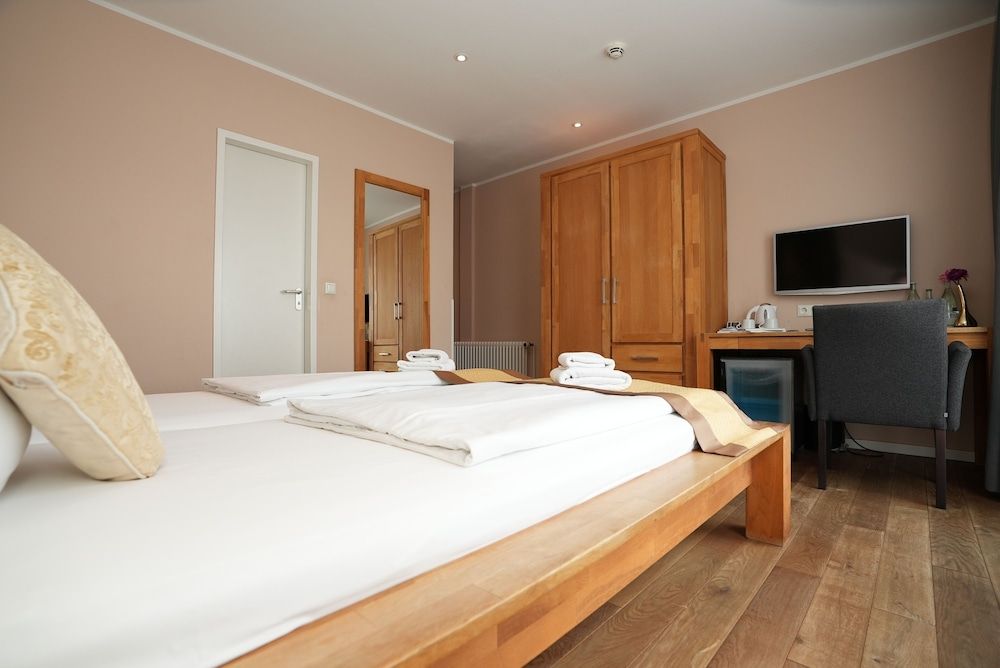 Hotel Attaché Twin Room 6