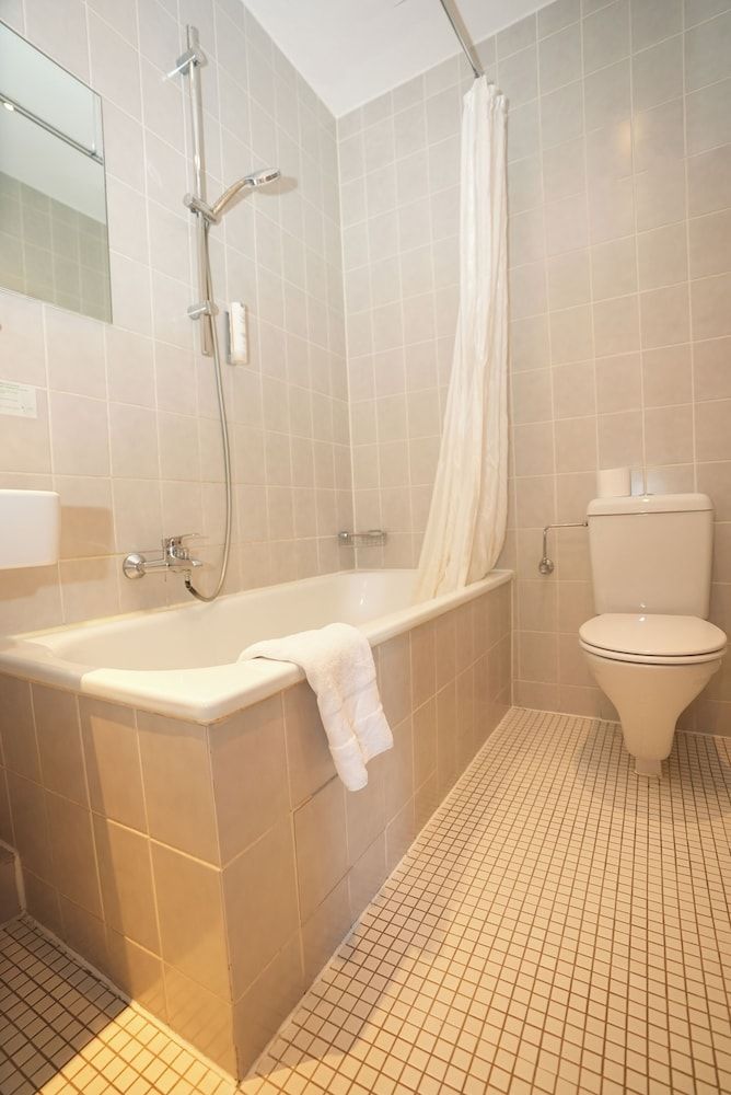 Hotel Attaché Twin Room 14