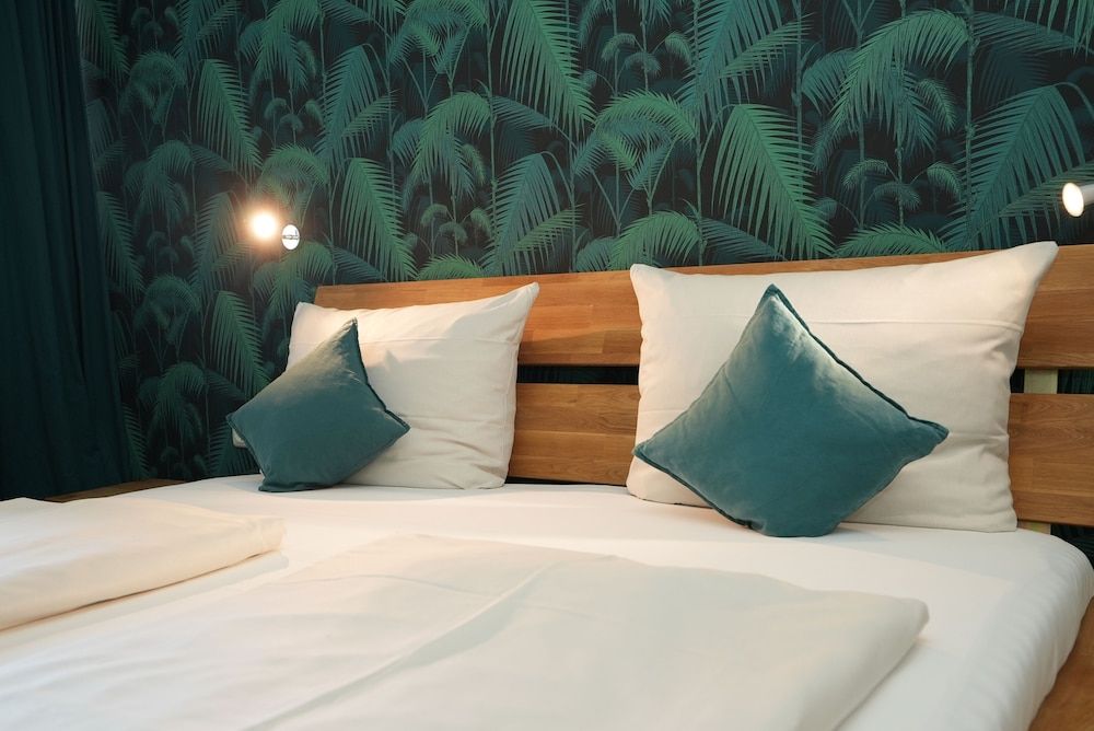 Hotel Attaché Twin Room 7