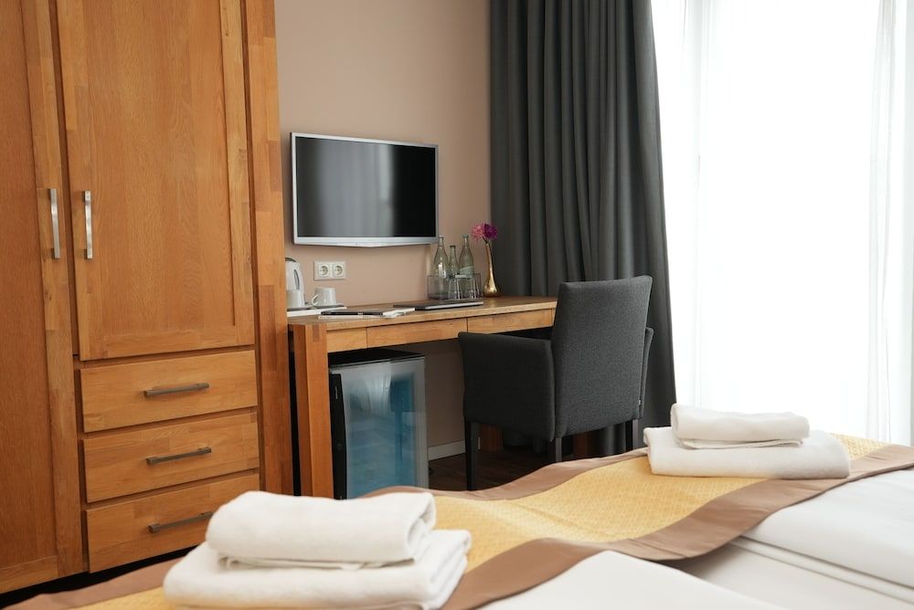 Hotel Attaché Twin Room 17