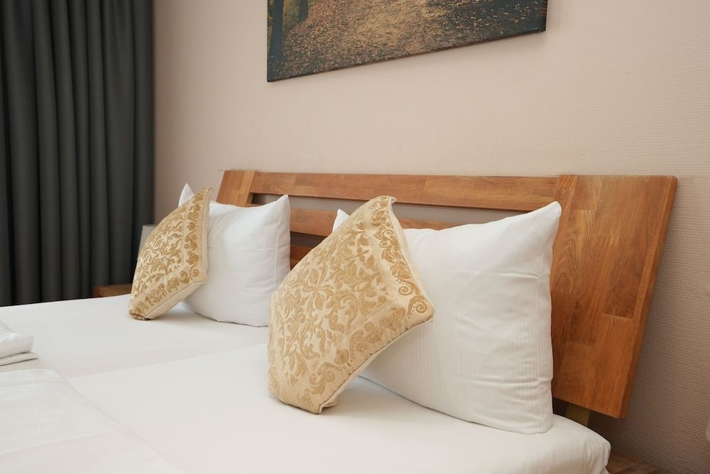 Hotel Attaché Twin Room 4