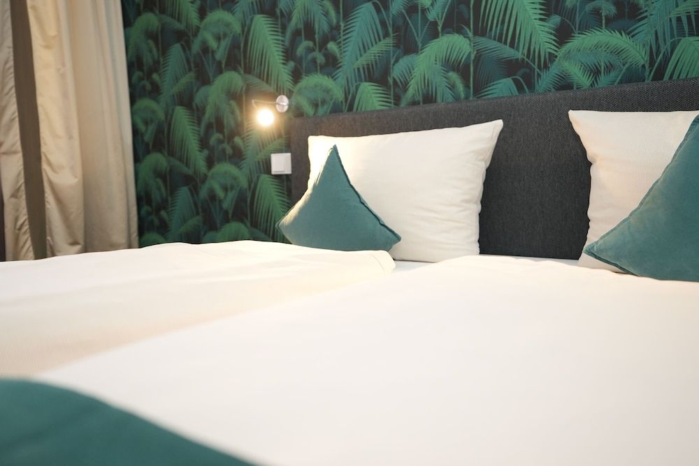 Hotel Attaché Twin Room 12