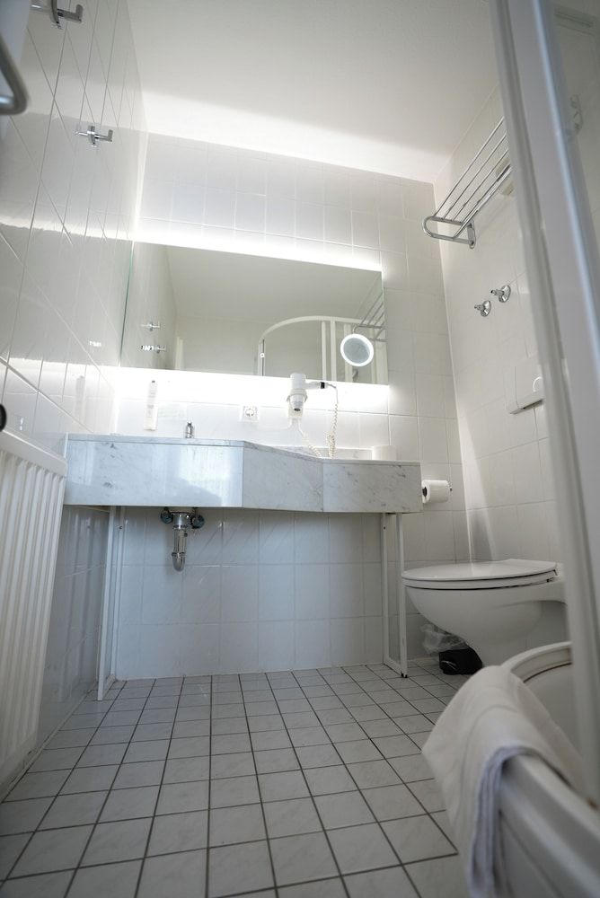 Hotel Attaché Twin Room 15