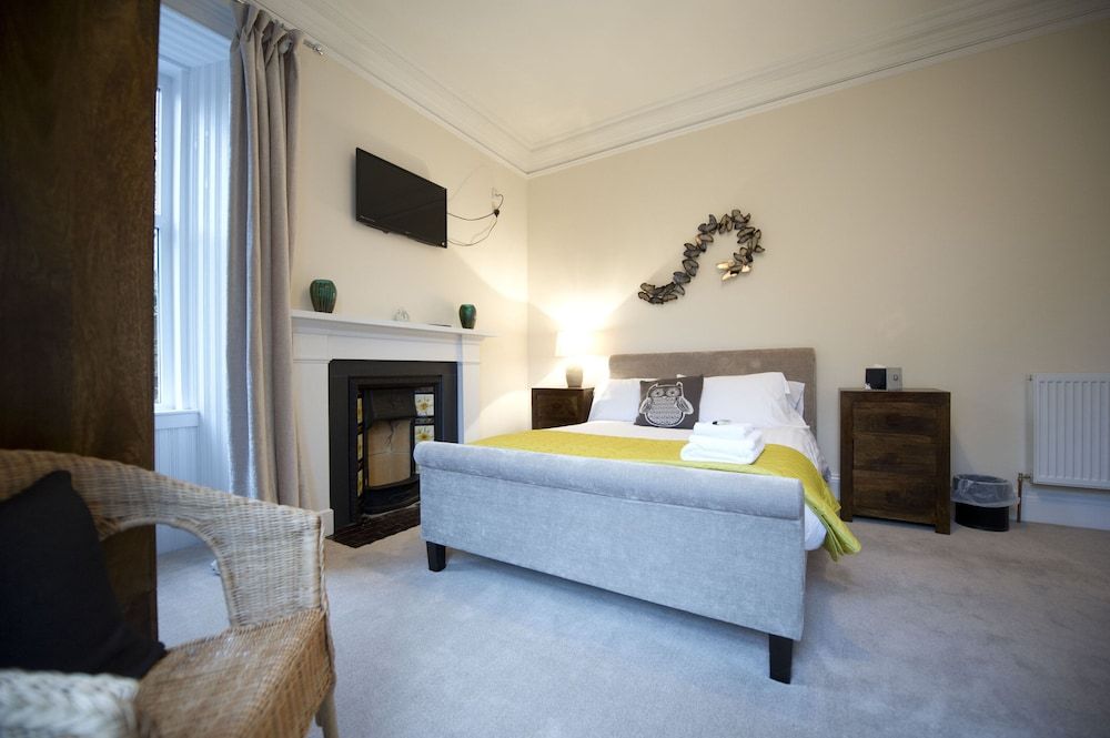 Springfield Guesthouse Deluxe Double Room, Ensuite, Garden View 3