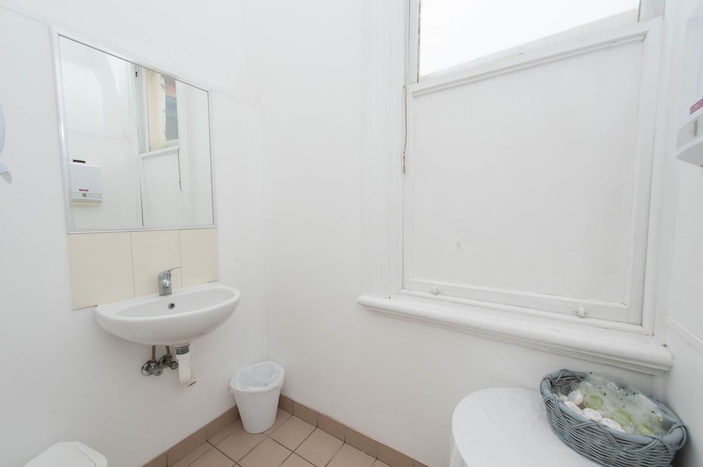 Riverina Hotel Basic Double Room, 1 Double Bed 4