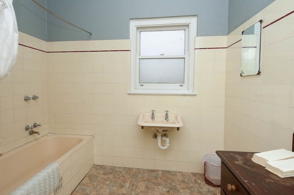 Riverina Hotel Double bed + 1 single bed 3