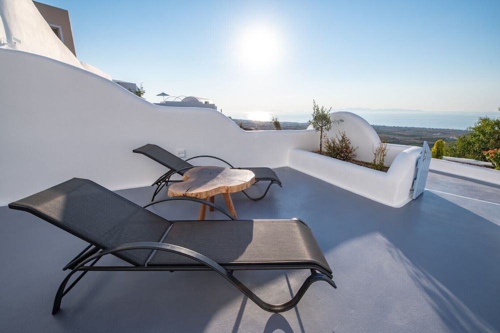 Sun Angelos Oia - Luxury Cave Suites Deluxe Cave Suite, Jetted Tub, Sea View & Sunset View 9