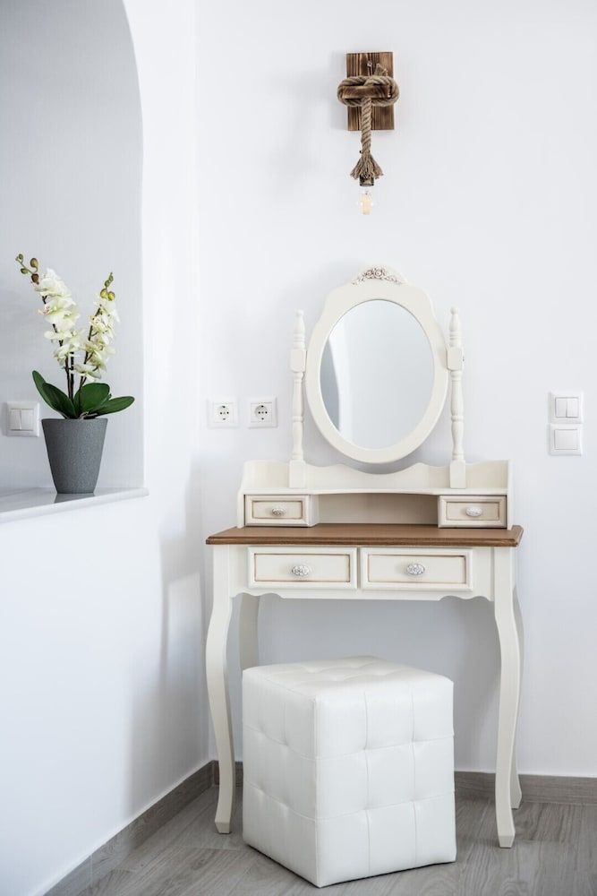 Sun Angelos Oia - Luxury Cave Suites Deluxe Cave Suite, Jetted Tub, Sea View & Sunset View 12