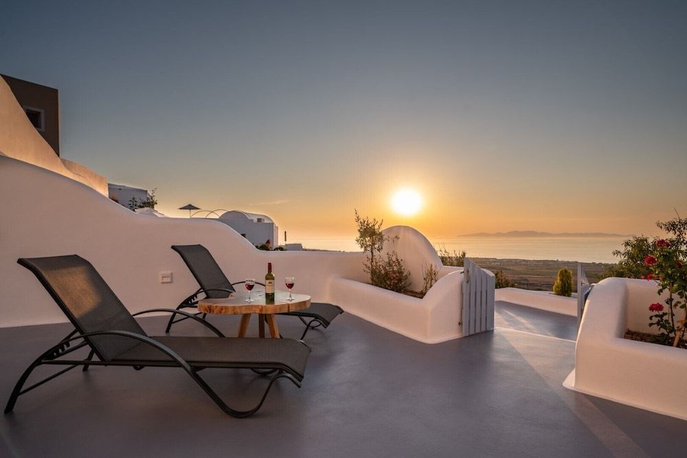 Sun Angelos Oia - Luxury Cave Suites Deluxe Cave Suite, Jetted Tub, Sea View & Sunset View 8