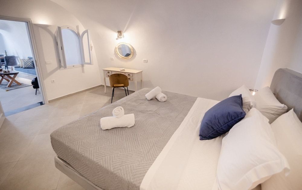 Iconic Cave Suite, Jetted & Heated Plunge Pool, Sea & Sunset View