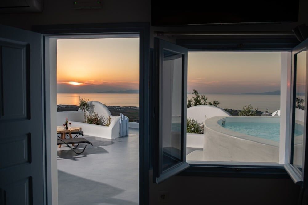 Sun Angelos Oia - Luxury Cave Suites Deluxe Cave Suite, Jetted Tub, Sea View & Sunset View 10