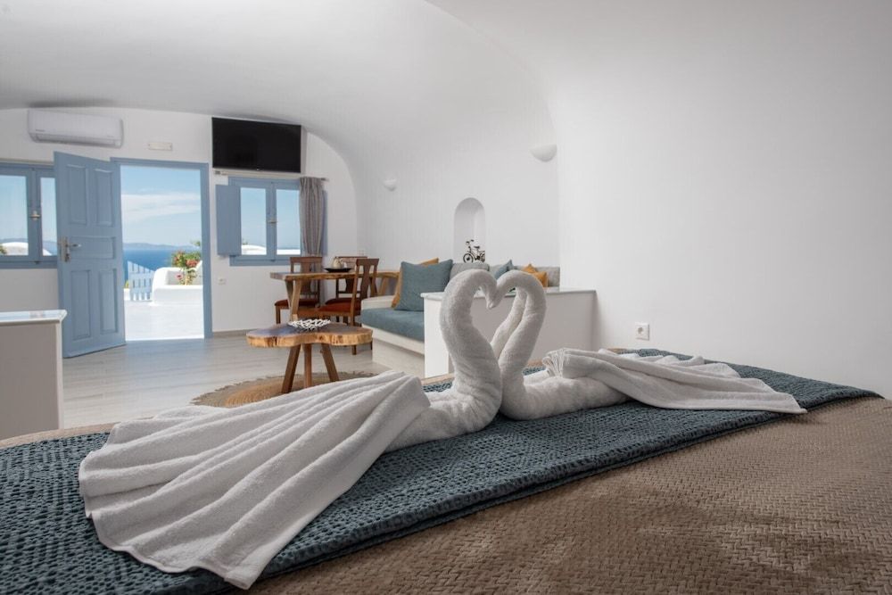 Sun Angelos Oia - Luxury Cave Suites Deluxe Cave Suite, Jetted Tub, Sea View & Sunset View 6