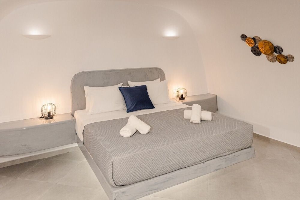 Iconic Cave Suite, Jetted & Heated Plunge Pool, Sea & Sunset View
