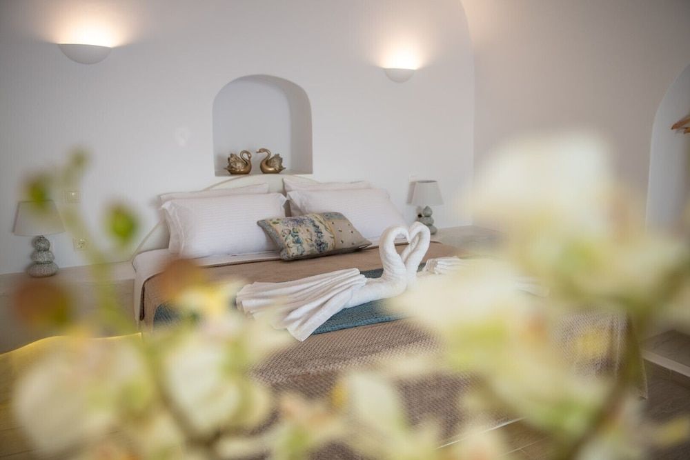 Sun Angelos Oia - Luxury Cave Suites Deluxe Cave Suite, Jetted Tub, Sea View & Sunset View 4