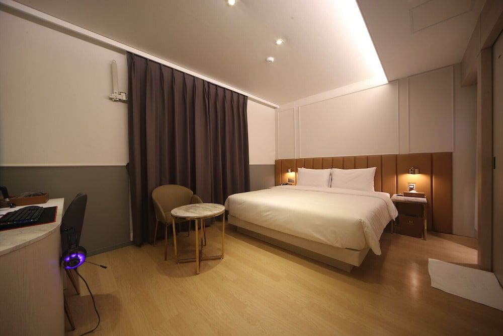 H Avenue Hotel Standard Double Room (With Styler) 2