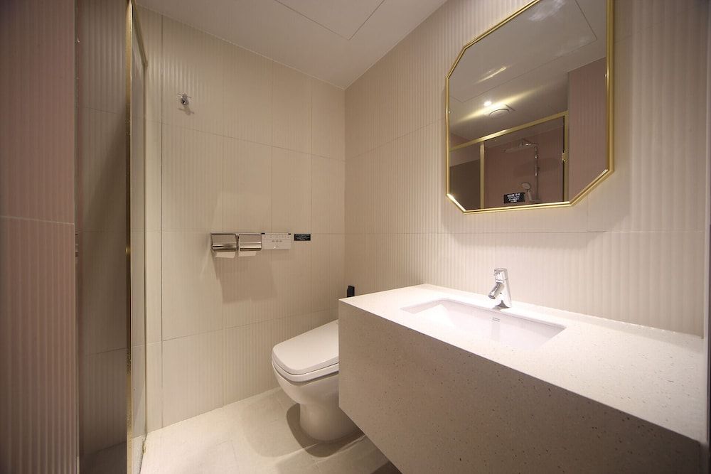 H Avenue Hotel Standard Double Room (With Styler) 3