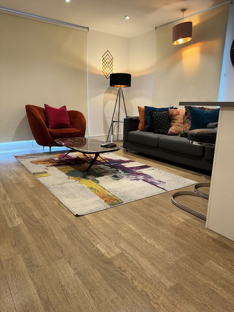 undefined STUNNING 2 BED APARTMENT WITH PARKING 5