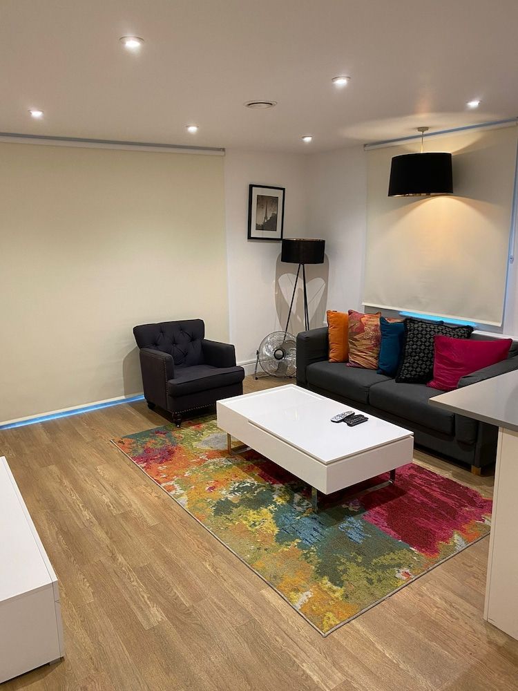 undefined STUNNING 2 BED APARTMENT WITH PARKING 7