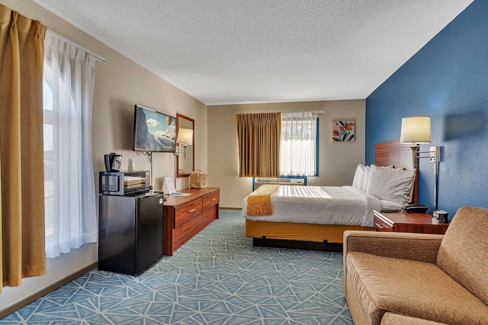 SureStay Hotel by Best Western Spicer Standard Room, 1 Queen Bed, Refrigerator & Microwave, Lake View (with Sofabed)
