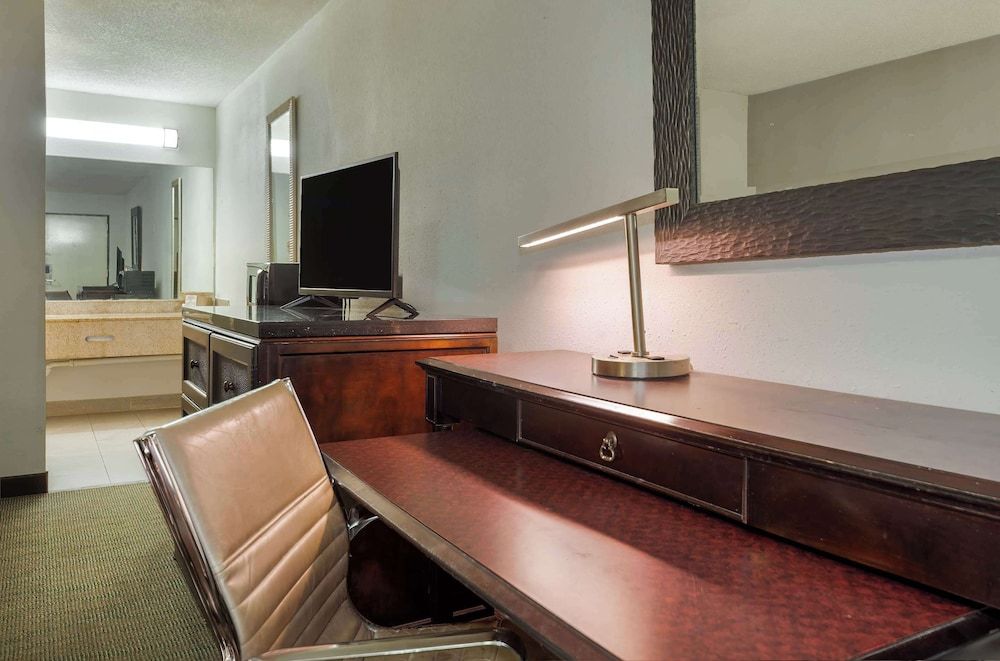 Rodeway Inn Lumberton Central Standard Room, 1 King Bed, Non Smoking 6