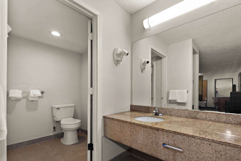 Rodeway Inn Lumberton Central Standard Room, 1 King Bed, Non Smoking 3