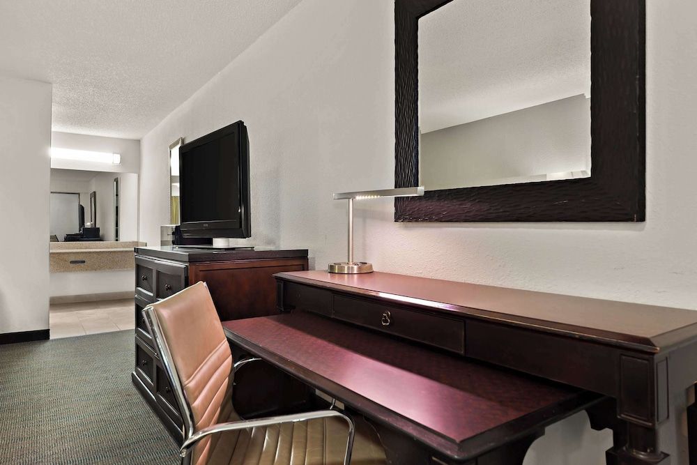 Rodeway Inn Lumberton Central Standard Room, 2 Queen Beds, Non Smoking 6