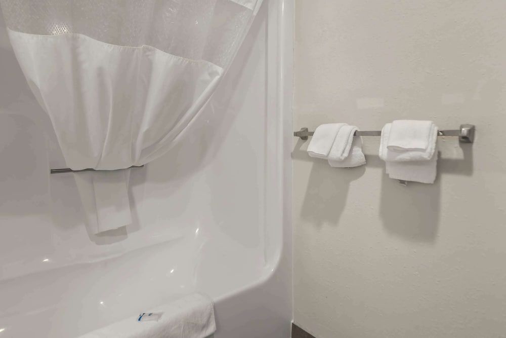 Rodeway Inn Lumberton Central Standard Room, 1 King Bed, Non Smoking 4