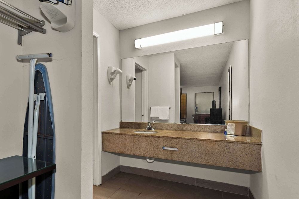 Rodeway Inn Lumberton Central Standard Room, 1 King Bed, Non Smoking 5