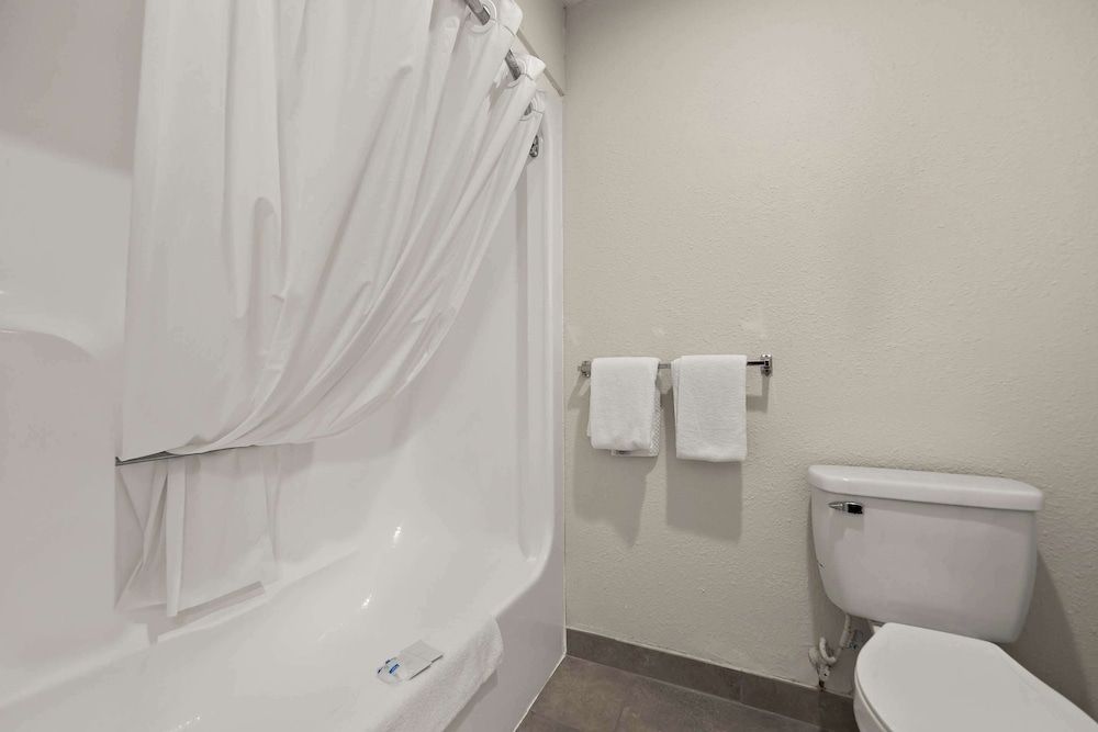 Rodeway Inn Lumberton Central Standard Room, 2 Queen Beds, Non Smoking 5