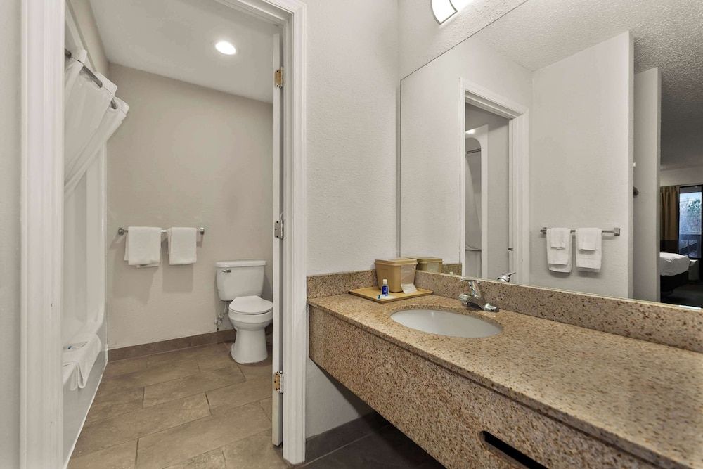 Rodeway Inn Lumberton Central Standard Room, 2 Queen Beds, Non Smoking 4