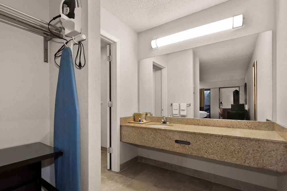 Rodeway Inn Lumberton Central Standard Room, 2 Queen Beds, Non Smoking 3