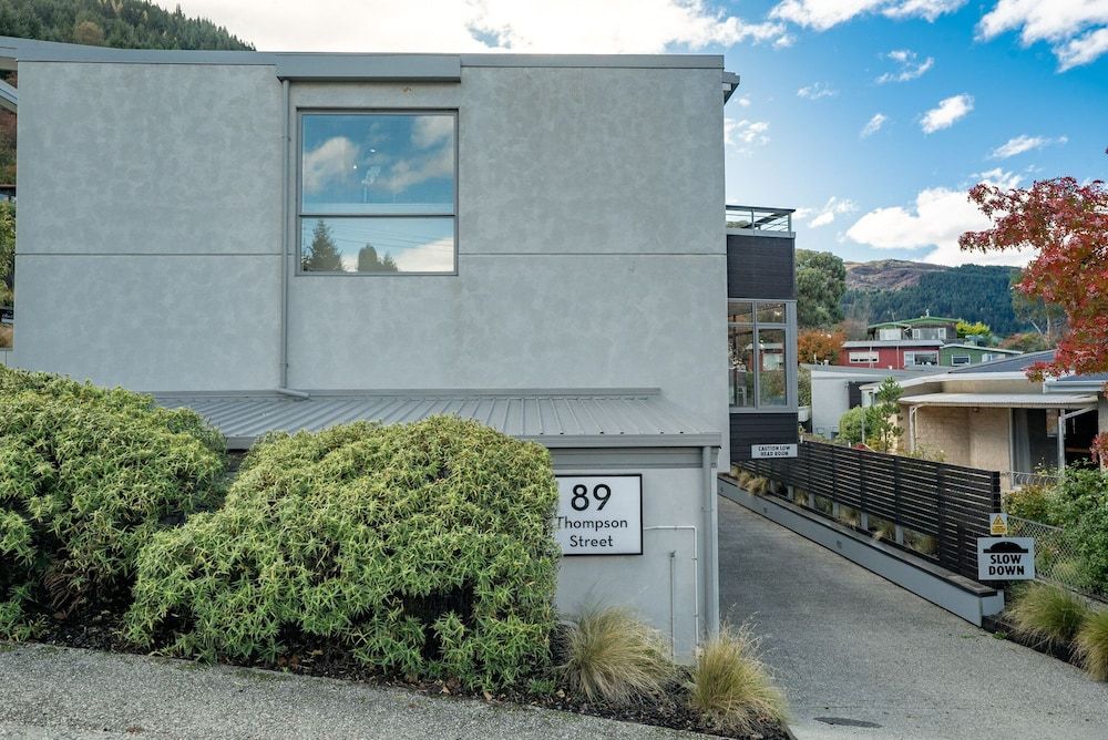 undefined LOMOND RETREAT - NEAR CBD EXECUTIVE APARTMENT 4