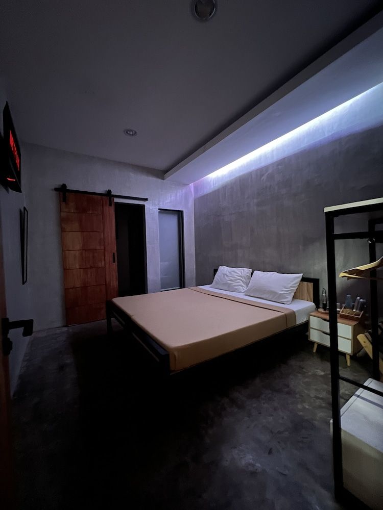 HappyNest Hostel Cebu Deluxe Room 6