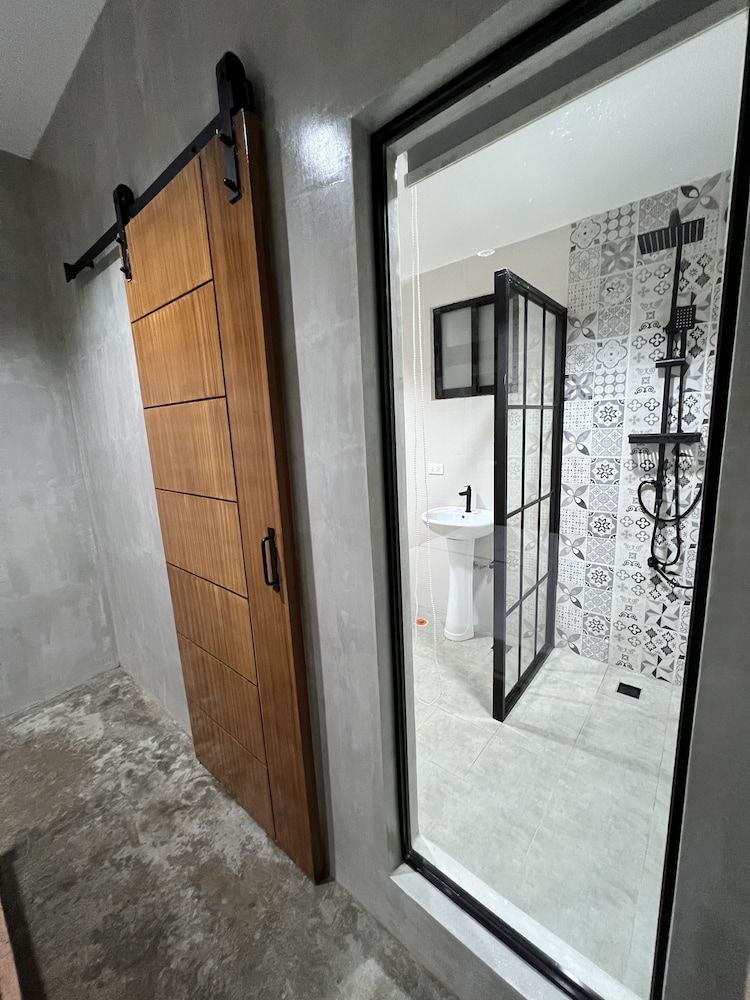 HappyNest Hostel Cebu Deluxe Room 4