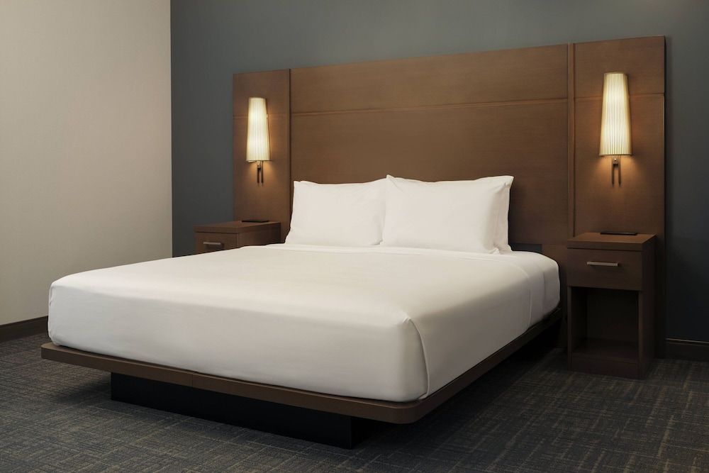 Studio, 1 King Bed (Mobility Accessible, Roll-In Shower)