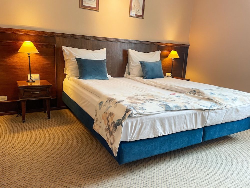 Deluxe Room (King-bed)