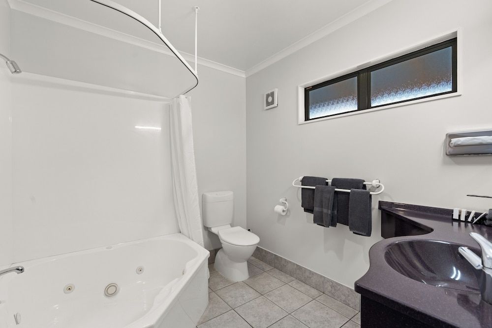 ASURE Oak Estate Motor Lodge One Bedroom Two Queens 4